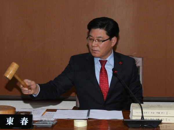 ▲ 천동춘 단양군의회 예결위원장이 새해 예산을 심의하고 있다.사진제공=단양군의회