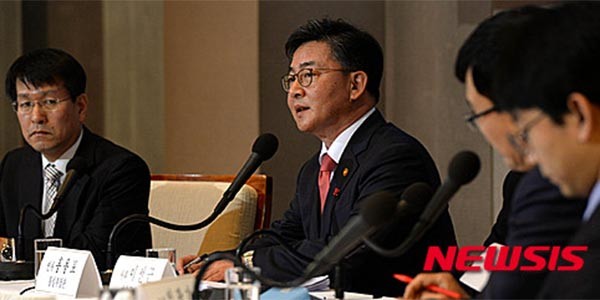 ▲ 지난 17일 프레스센터에서 열린 관훈클럽 토론회에서 답변을 하는 홍용표 통일부 장관. ⓒ뉴시스. 무단전재 및 재배포 금지.