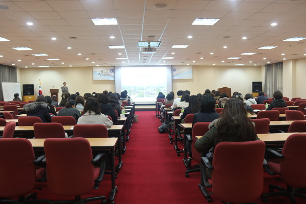 ▲ 사진은 차선미 입학사정관이 대학입학전형에 대한 이해라는 주제로 강의하고 있는 모습.ⓒ뉴데일리