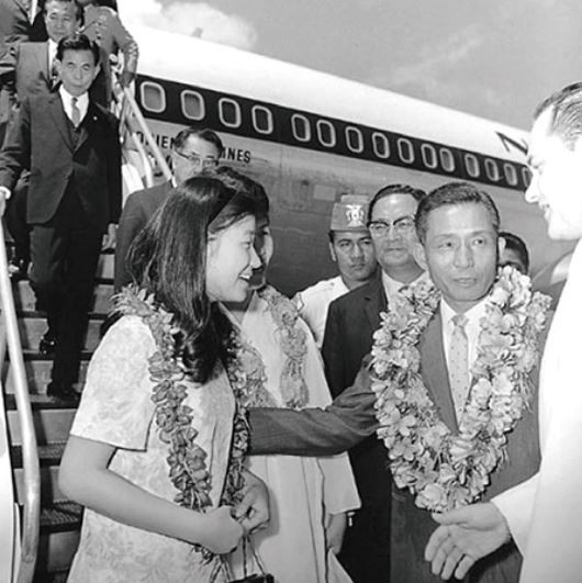 ▲ 1968년 당시 남태평양 사모아를 방문한 박정희 대통령과 여고생이던 박근혜 대통령(왼쪽)ⓒ한국원양산업협회