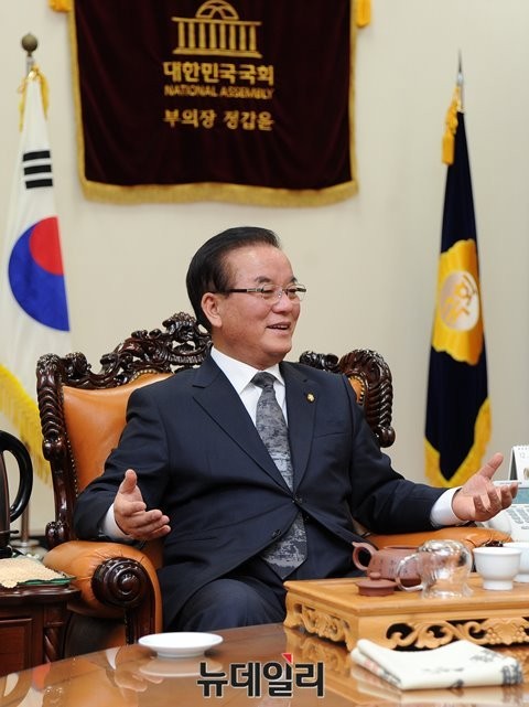 ▲ 정갑윤 국회부의장이 18일 오전 국회 본청 부의장실에서 인터뷰를 하고 있다.ⓒ뉴데일리 정재훈 기자