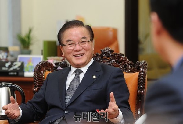 ▲ 정갑윤 국회부의장이 18일 오전 국회 본청 부의장실에서 인터뷰를 하고 있다.ⓒ뉴데일리 정재훈 기자