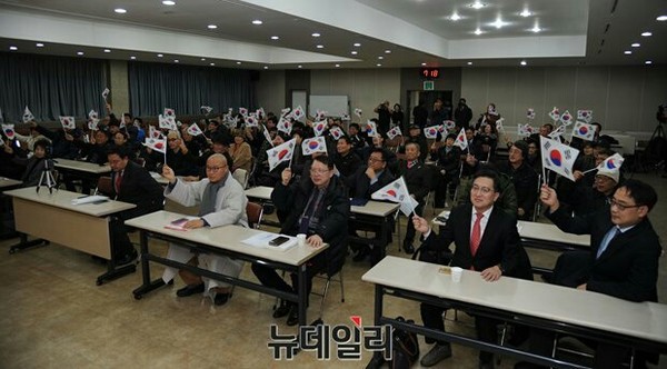 ▲ 17일 병국총은 서울교총회관에서 대국민 보고대회를 열고, 박원순 서울시장 아들 주신씨에 대한 병역의혹 진상규명을 촉구하며, 시민단체 차원의 박주신씨 소환운동을 벌여 나갈 것을 천명했다. ⓒ 뉴데일리 정재훈 기자