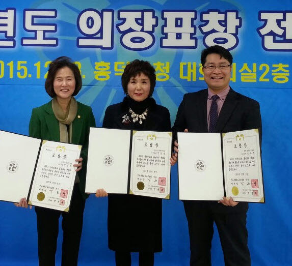 ▲ 대통령 표창을 받은 허영옥, 신영복, 김학명 평통충주시협의회 자문위원.사진제공=충주시