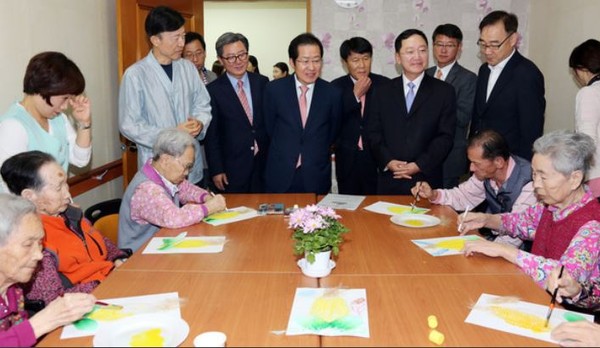 ▲ 홍준표 지사가 경남 진주시의 한 요양원을 찾아 복지현황을 살펴보고 있다.ⓒ뉴데일리