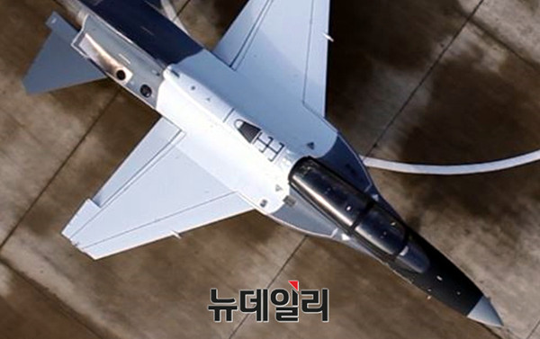 ▲ T-X용 T-50의 공중급장비(가운데). F-16F와 비슷한 형태다.ⓒKAI 동영상캡쳐