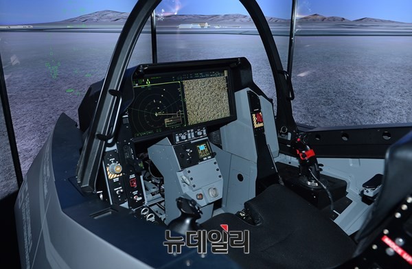 ▲ 지난 10월 ADEX 전시장내 KAI부스에서 선보인 T-X용 T-50조종석 시현장비.ⓒ뉴데일리 정상윤 사진기자