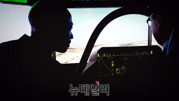 ▲ 지난 2013년 록히드마틴의 F-35A의 조종석 시현하는 순정우 기자.ⓒ뉴데일리