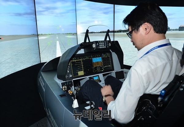 ▲ 지난 10월 ADEX 전시장내 KAI부스에서 T-X용 T-50조종석 시현하는 순정우 기자.ⓒ뉴데일리 정상윤 사진기자