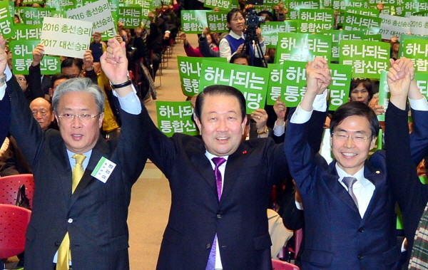 ▲ 박주선 의원이 지난달 29일 광주광역시에서 열린 통합신당추진위원회 출범식에서 유성엽·조경태 의원과 함께 손을 치켜들고 하나되는 통합신당을 강조하고 있다. ⓒ뉴시스 사진DB