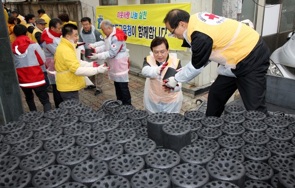 ▲ 김병우 충북교육감과, 도교육청 직원들이 18일 연탄 나눔봉사를 하고 있다. ⓒ뉴데일리