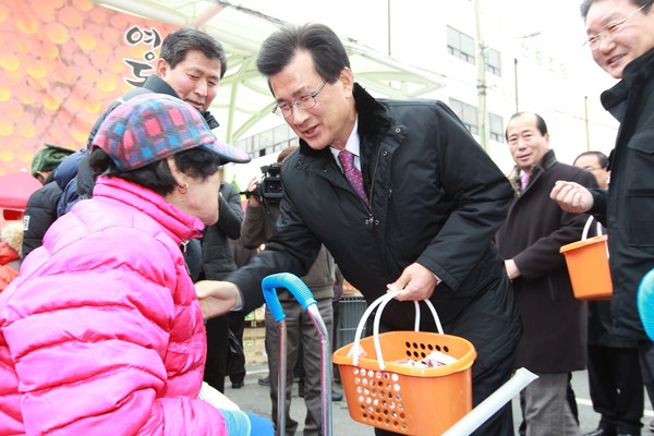 ▲ 이시종 충북지사가 영동을 방문해 곶감생산 농민을 격려하고 있다. ⓒ뉴데일리