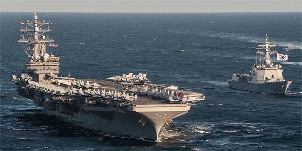 ▲ 지난 10월 관함식 이후 동해상에서 한국 해군의 이지스 구축함 '세종대왕'함과 훈련 중인 美핵추진 항공모함 '로널드 레이건'호. ⓒ美해군 공개사진