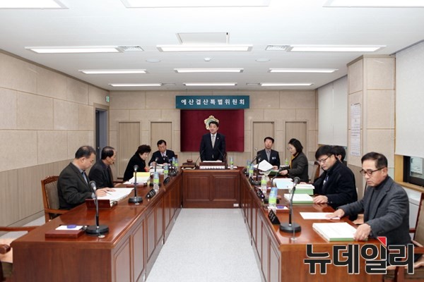 ▲ 예천군의회는 2015년 제2차 정례회를 18일 오전 10시 폐회하고 올 회기를 모두 마쳤다. ⓒ예천군 제공