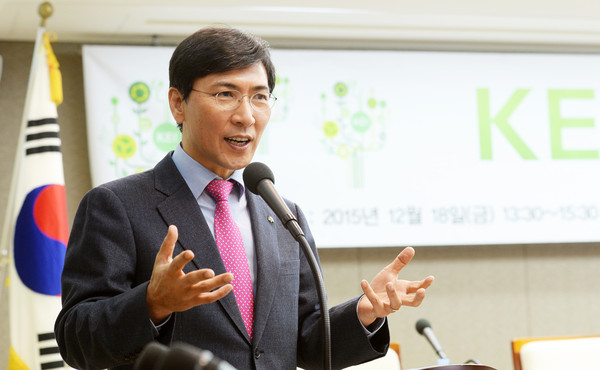 ▲ 안희정 충남지사가 18일 서울 프레스센터에서 열린 한국환경정책평가연구원(KEI) 환경포럼에서 주제발표를 하고 있다. ⓒ뉴데일리