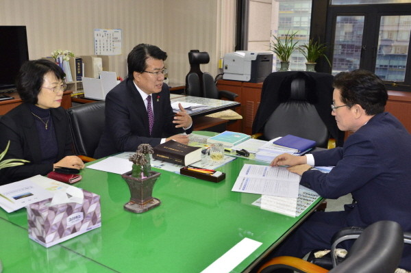 ▲ 이근규 시장이 정정순 행자부 지방재정세제실장(오른쪽)에게 지역현안사업을 설명하고 있다.사진제공=제천시