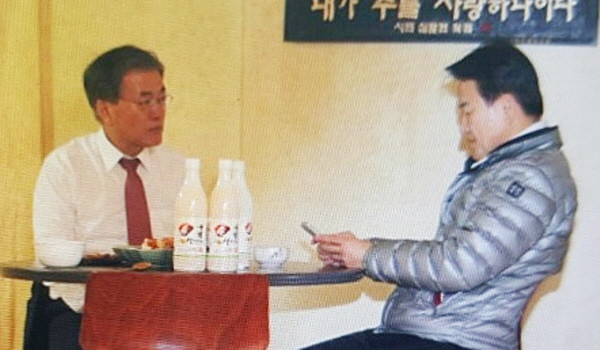 ▲ 새정치민주연합 문재인 대표와 정동영 전 열우당 의장이 18일 전북 순창에서 막걸리를 곁들인 회동을 하고 있다. ⓒ뉴시스 사진DB