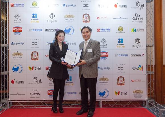 ▲ 제일병원 김태경 행정부원장(사진 오른쪽)이 바이올리니스트 박지혜 씨에게 홍보대사 위촉장을 전달하고 있다.ⓒ제일병원