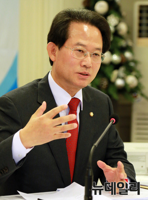 ▲ 류성걸 새누리당 대구시당 위원장이 지난 18일 아시아포럼21 릴레이토론회에 참석, 대구 정치현안 등 자신의 입장을 소상히 밝히고 있다.ⓒ뉴데일리