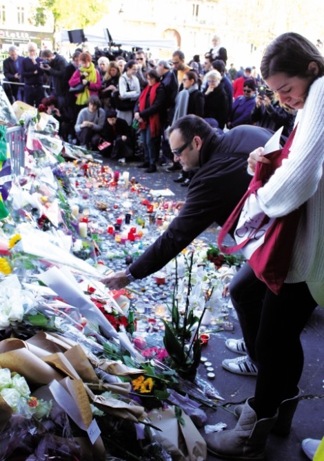 ▲ IS의 테러 현장인 프랑스 파리 바타클랑 공연장 추모 장면.