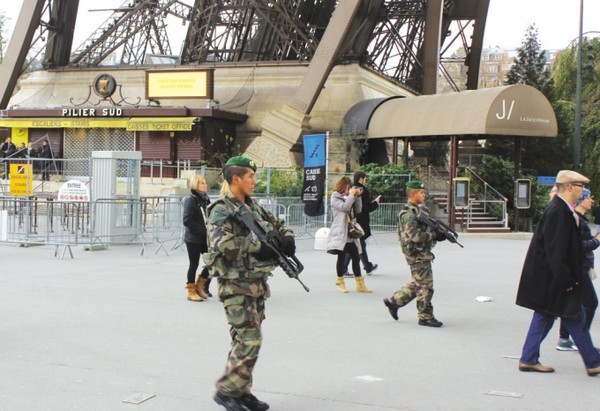 ▲ IS의 추가 테러에 대비해 에펠탑 경계에 나선 프랑스 군대의 모습이다.