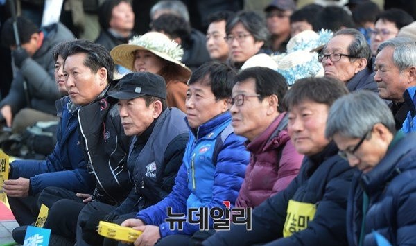 ▲ 정청래 새정치민주연합 의원(사진 왼쪽)이, 19일 오후 서울 광화문광장에서 열린 3차 민중총궐기 소요문화제에 참가했다. ⓒ 뉴데일리 정상윤 기자