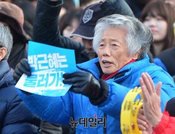 ▲ 19일 오후 서울 광화문광장에서 열린 3차 민중총궐기 소요문화제에 참가한 백기완씨. 반정부 구호가 적힌 손 피켓을 들고 있다. ⓒ 뉴데일리 정상윤 기자