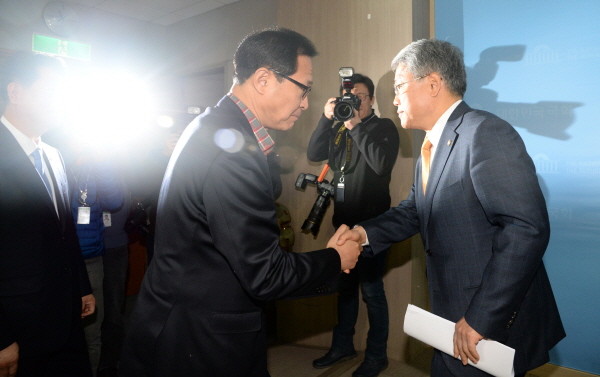 ▲ 김동철 의원이 20일 국회에서 새정치민주연합 탈당을 선언하는 기자회견을 가진 직후, 먼저 탈당한 문병호 의원과 악수를 나누고 있다. ⓒ뉴시스 사진DB