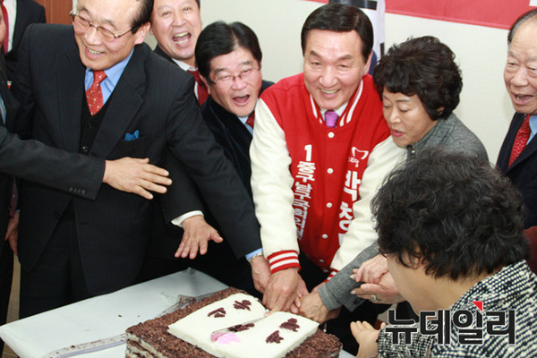 ▲ 대구 중남구 박창달 예비후보(중간) 선거사무소 개소식이 지난 19일 남구 남산빌딩에서 열린 가운데 참석자들이 축하 떡을 자르고 있다.ⓒ박창달 후보측 제공