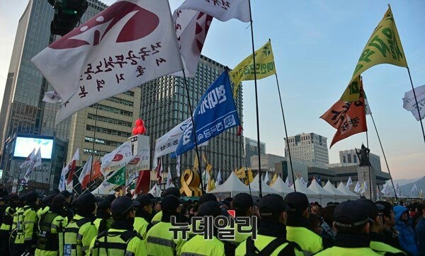 ▲ ▲ 민주노총과 전교조, 한국진보연대 등이 주도한 3차 민중총궐기 소요문화제가, 19일 오후 서울 광화문광장에서 열렸다. ⓒ 뉴데일리 정상윤 기자