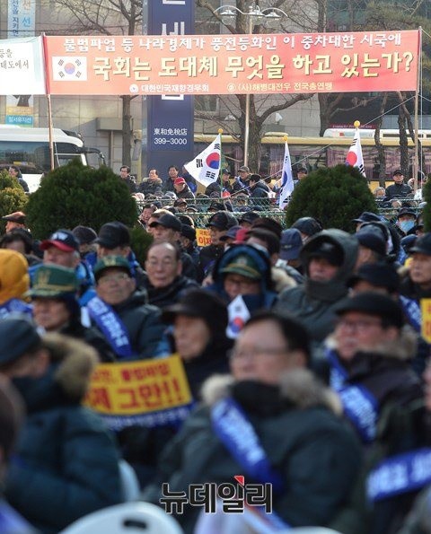 ▲ 19일 오후 서울 광화문광장에서 벌어진 3차 민중총궐기 문화제. 집회 참가자들이 ‘대통령 처형’ 문구가 적힌 손 피켓을 들고 있다. ⓒ TV조선 화면 캡처