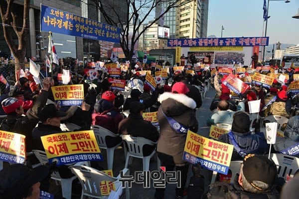 ▲ 19일 오후 서울 광화문광장에서 벌어진 3차 민중총궐기 문화제. 집회 참가자들이 ‘대통령 처형’ 문구가 적힌 손 피켓을 들고 있다. ⓒ TV조선 화면 캡처