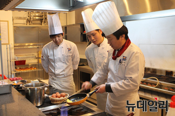 ▲ 대경대 42번가 레스토랑에서 실습을 하고 있는 학생들과 김상태 교수(제일 오른쪽)ⓒ대경대 제공