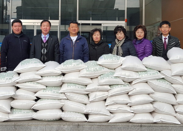 충주 무학시장 상인회가 봉방동주민센터에 쌀을 전달하고 있다.사진제공=충주시