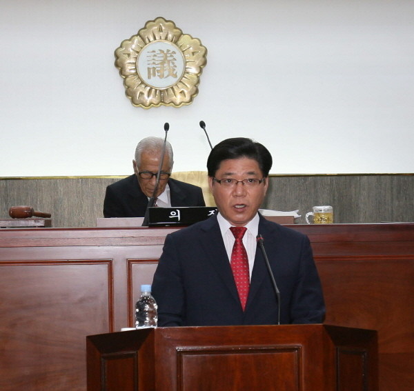 ▲ 단양군의회가 초등교육공무원 근무연한 제한지역 확대 반대 건의서를 채택하고 있는 모습.사진제공=단양군의회