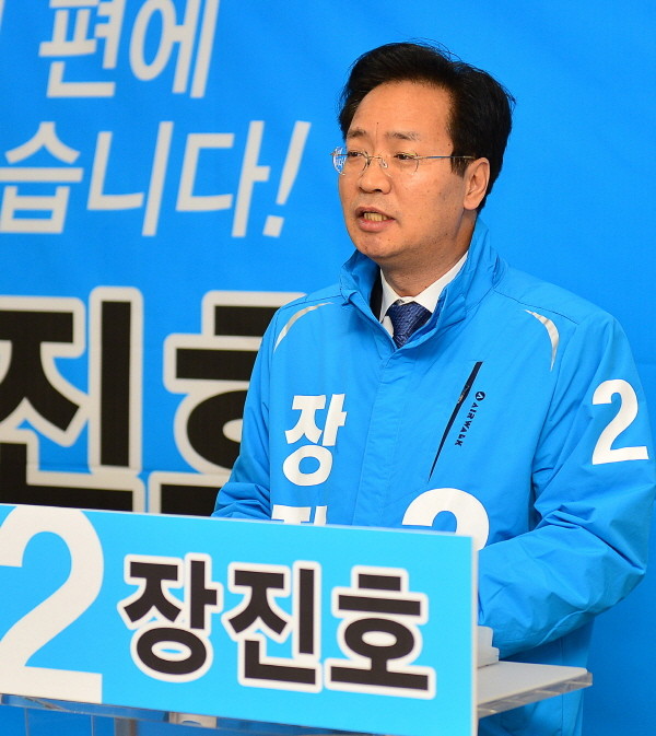 ▲ 장진호 변호사가 총선 출마 기자회견을 하고 있다.사진제공=제천시