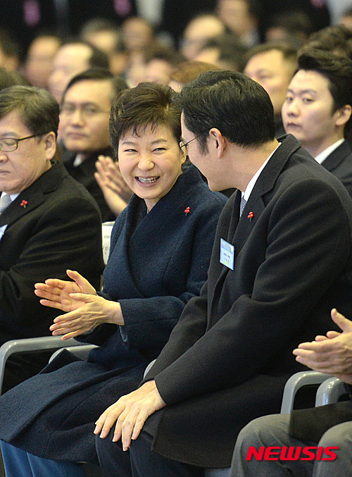 ▲ 박근혜 대통령이 21일 오전 인천 송도에서 열린 삼성바이오로직스 제3공장 기공식에 참석, 이재용 삼성전자 부회장과 대화하고 있다. ⓒ뉴시스