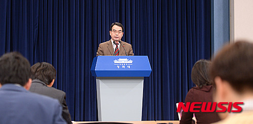 ▲ 김성우 청와대 홍보수석이 21일 오후 춘추관에서 경제부총리겸 기획재정부 장관, 사회부총리겸 교육부 장관 등 6개 부처에 대한 개각 인사를 발표하고 있다. ⓒ뉴시스