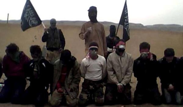 ▲ 알 카에다 시리아 지부인 '알 누스라 전선'이 "알 아사드 정권에 부역했다"며 민간인들을 학살하기 전의 영상. ⓒ알 누스라 전선 선전영상-이란 알 알람 보도화면 캡쳐