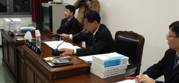 ▲ 21일 열린 충북도의회 예결위 모습.ⓒ뉴데일리