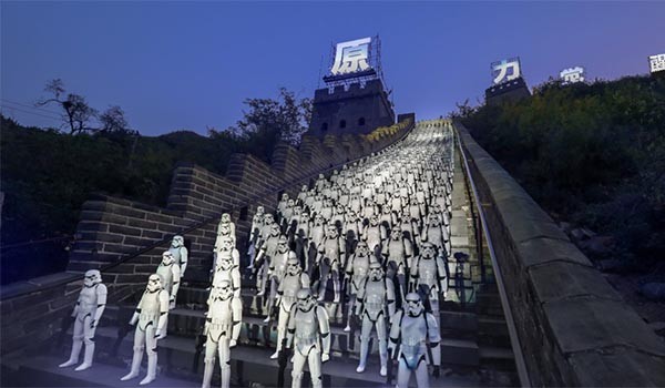 ▲ 스타워즈 에피소드 7 '깨어난 포스' 프리미어 행사를 위해 만리장성을 점령한 '스톰 트루퍼'. ⓒ美CNN 보도화면 캡쳐-월트디즈니 중국 지사 공개