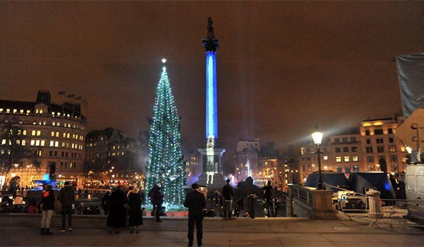 ▲ 영국 런던은 스타워즈 에피소드 7 '깨어난 포스' 프리미어 행사를 트라팔가 광장에 53m 짜리 광선검 형상을 켰다. ⓒ마셔블 닷컴 화면 캡쳐
