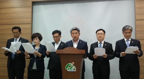 ▲ 성명을 발표하고 있는 충북도의회 새정치민주연합 소속 의원들.ⓒ뉴데일리