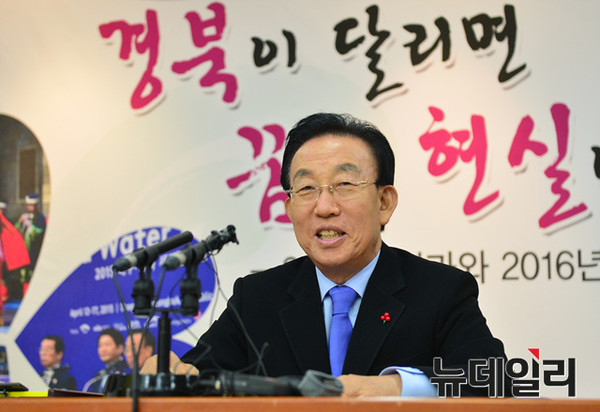 ▲ 김관용 경북도지사가 21일 도청 제1회의실에서 기자간담회를 갖고 내년도 경북도정의 방향과 올해 도정 성과 등을 설명하고 있다.ⓒ경북도 제공