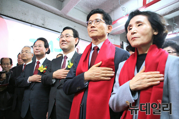 ▲ 김문수 전 경기도지사가(오른쪽 두번째)가 21일 대구 수성구 선거사무소에서 사무소 개소식을 갖고 본격 선거전에 돌입했다.ⓒ뉴데일리