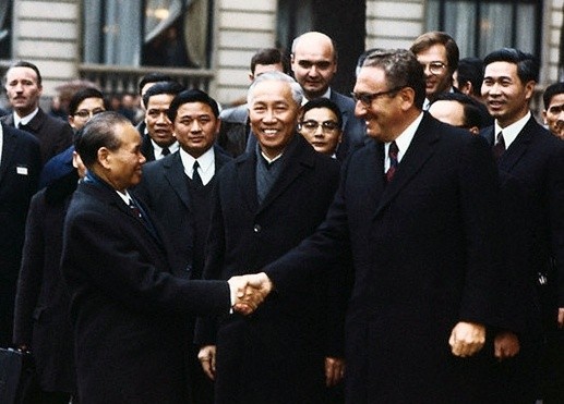 ▲ 1973년 노벨 평화상은 닉슨 대통령의 안보 보좌관이었던 헨리 키신저와 越盟(월맹)의 정치국원 레둑토에게 돌아갔다. 두 사람은 파리 평화협상 때 양국을 대표해 베트남 전쟁의 처리를 놓고 3년간 협상한 관계였다. 예나 지금이나 노벨평화상은 ‘밥상’ 보다도 못한 상이다.