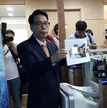 김현중이 군부대 내에서 출장 DNA 검사를 받고 촬영한 인증샷을 이재만 변호사가 취재진에게 공개하는 장면. ⓒ 뉴데일리