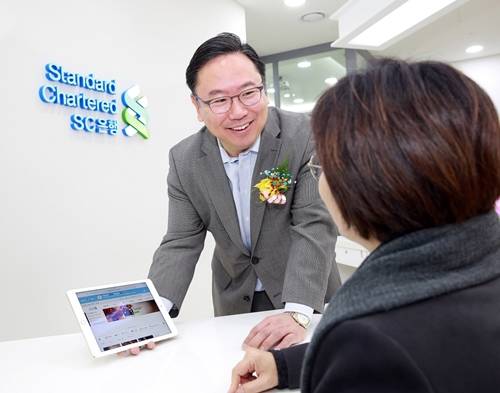 ▲ 대구 이마트 반야월점에 오픈한 SC은행 뱅크샵에서 윤패트릭 리테일금융총괄본부장이 직접 고객을 응대하고 있다.ⓒ한국SC은행