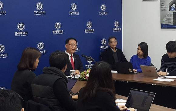 ▲ 김용학 연세대 신임 총장이 21일 서울 서대문구 연세대 백양누리에서 가진 기자회견에서 향후 대학 발전 계획 등을 설명하고 있다.