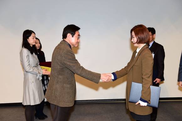 ▲ 현명관 회장(왼쪽)이 마사회 내 청렴시상식에서 시상을 하고 있다.ⓒ한국마사회